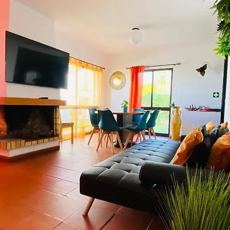 Summer House, Only 2 Minutes To The Beach In Vilamoura! Casa de Férias *